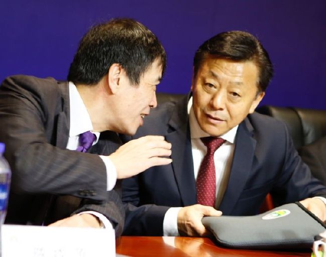 关于上半场被换下的后卫迪涅，埃梅里表示道：“我认为他是受伤了，腿筋受伤。